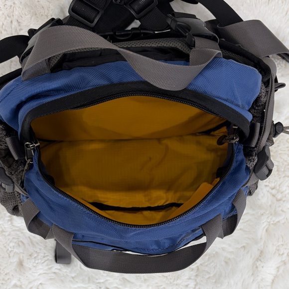 Mountainsmith,Blue and Gray Waist Pack – Hands-Free Carry - Picture 10 of 17